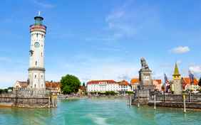 Zum Segeln, Paddeln, Surfen und Baden geht es an den nahen Bodensee - Hafenausfahrt von Lindau - Foto: Marcel Wenk / stock.adobe.com 